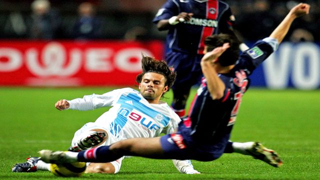 Fabrice Fiorese (L) vies with Paris Saint-Germain's Lorik Cana (R) in 2004